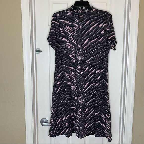 TORRID DARK GREY & PINK ZEBRA HACCI MOCK NECK TRAPEZE DRESS Size 1 - Picture 1 of 15